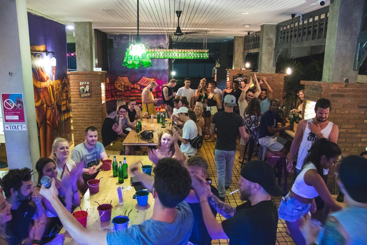 Mad Monkey Hostel Bangkok Exterior foto