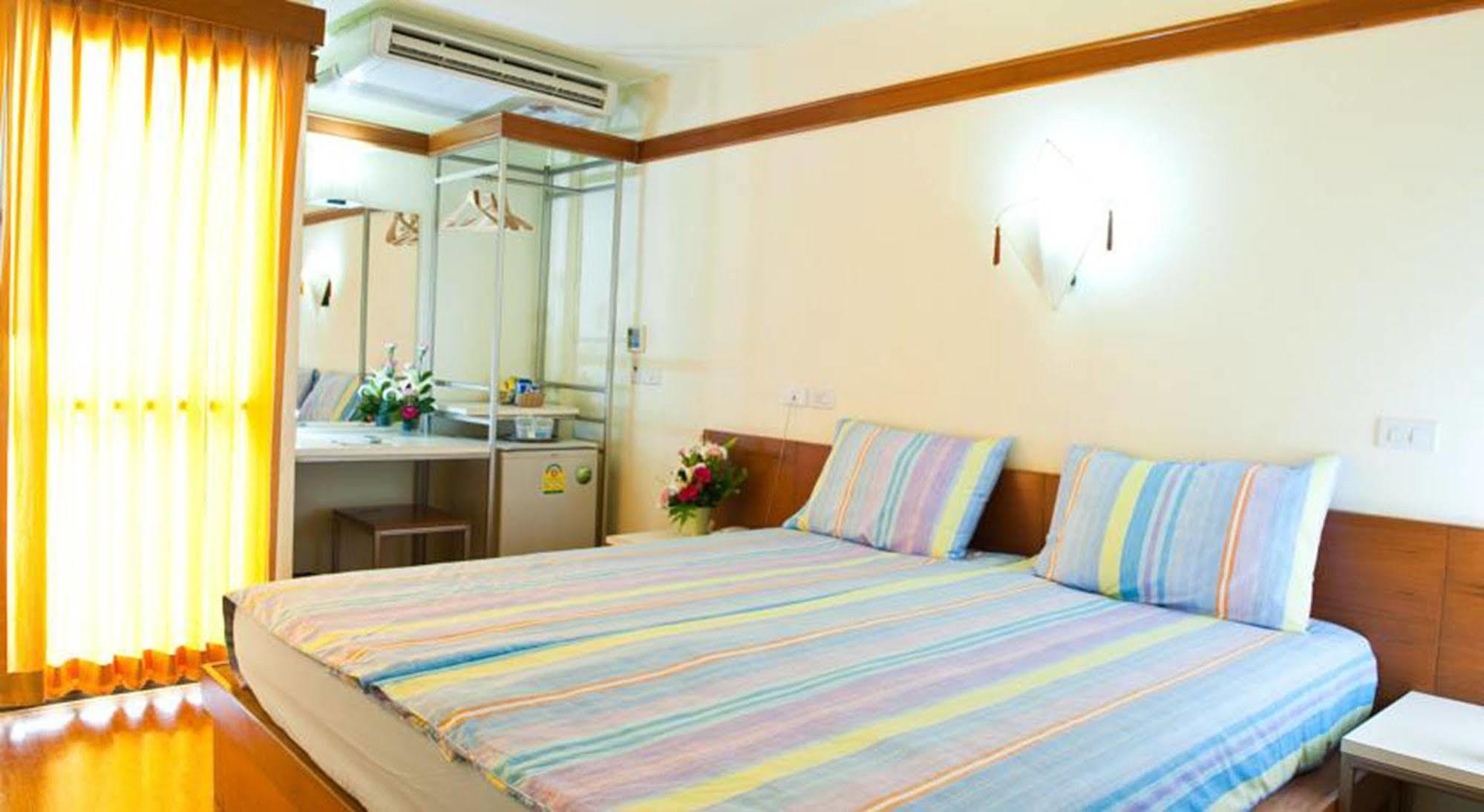 Mad Monkey Hostel Bangkok Exterior foto